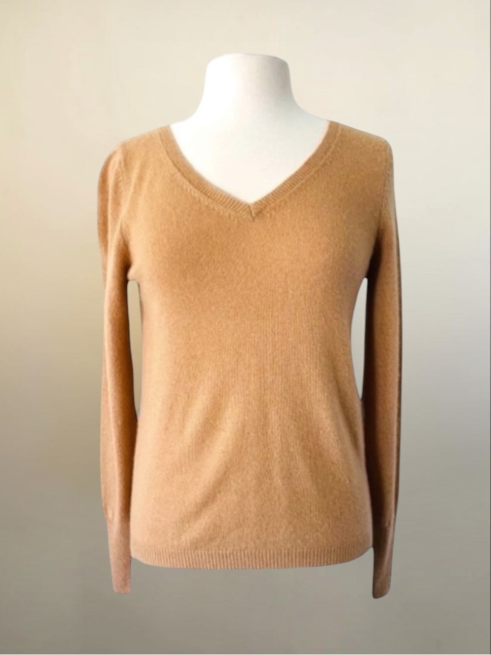BRODIE CLASSIC CAMEL 100% CASHMERE V-NECK SWEATER SIZE MEDIUM
